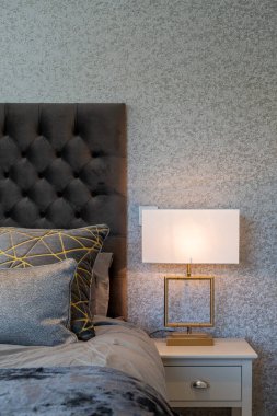 Yatak odasındaki masa lambası.