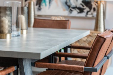 Yemek odasında temiz beyaz masa ve güzel sandalyeler.