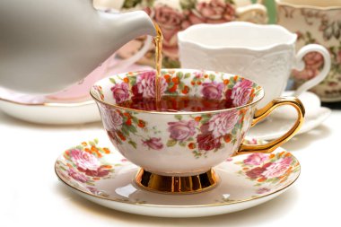 Siyah çaylı güzel bir porselen bardak.