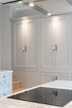 Beyaz modern gardıroplar bir evde