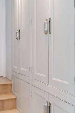 Beyaz modern gardıroplar bir evde