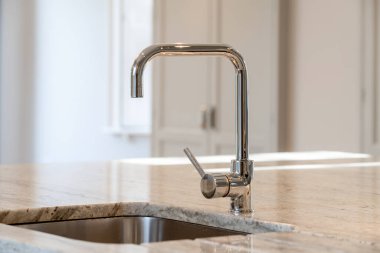 Modern lavabo mutfakta.