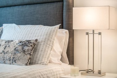 Yatağın üzerindeki dekoratif yastıklar.