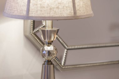 Yatak odasındaki masa lambasının yakın çekimi.