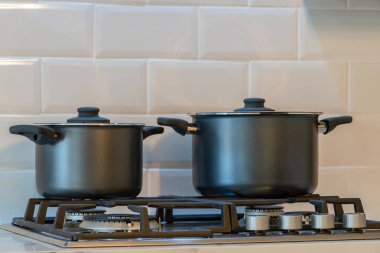 Mutfak kapları ocakta.