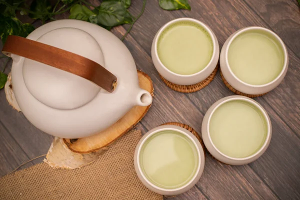 Japon çay takımında kibrit yeşili latte.