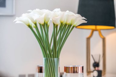 Vazodaki taze beyaz çiçekler.