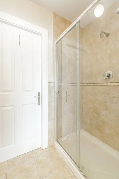 Modern, küçük, parlak banyo
