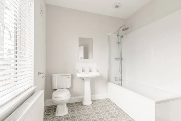Parlak küçük modern banyo.