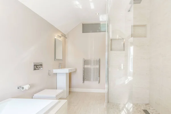 Parlak küçük modern banyo.