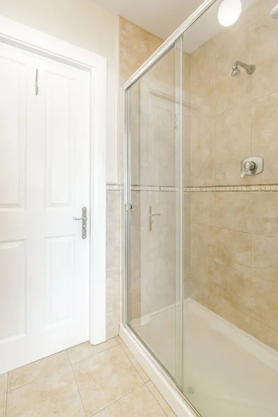 Parlak küçük modern banyo.