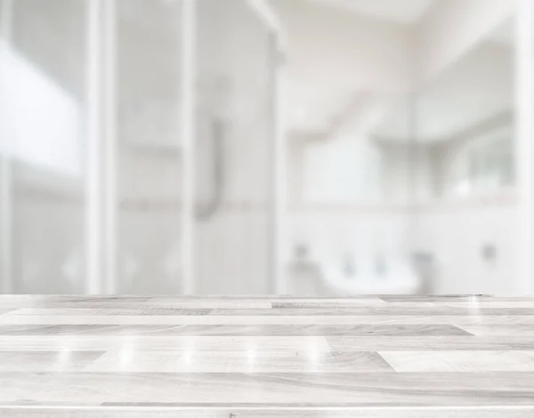 Beyaz tezgahlı, modern, boş banyo.