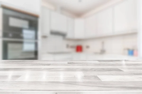 Beyaz ahşap tezgahı olan modern, parlak bir mutfak. 