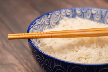 Çubuklu bir kasede pilav.