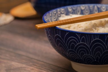 Çubuklu bir kasede pilav.