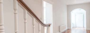 Koridor ve merdivenler bir evde.