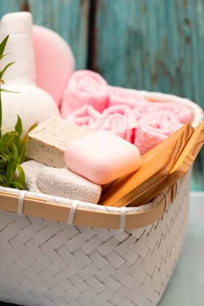Çiçekli bir sepetteki spa havluları ve sabunlar.