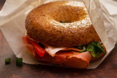 Jambonlu simit, salatalık, turp ve peynir.