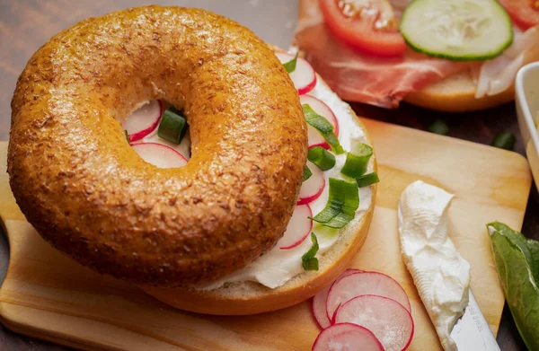 Jambonlu simit, salatalık, turp ve peynir.