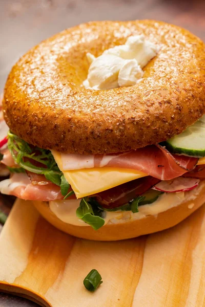 Jambonlu simit, salatalık, turp ve peynir.