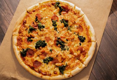 Peynirli İtalyan pizzası, domates ve ıspanak.