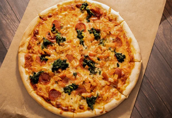 Peynirli İtalyan pizzası, domates ve ıspanak.