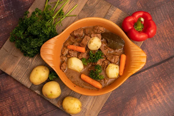Gulaș Vită Tocat Cartofi Morcovi Condimente Oală Ceramică — Fotografie, imagine de stoc