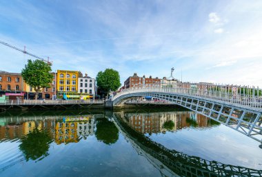 Dublin, İrlanda - 25 Temmuz 2018: Yarım 'penny Köprüsü, Dublin, İrlanda yaya köprüsü