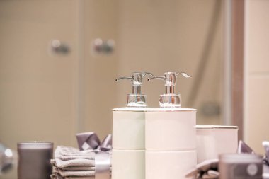 Banyo aksesuarları tezgahın üzerinde.