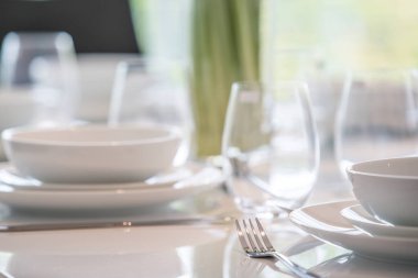 Gözlüklü beyaz masa yemeği.