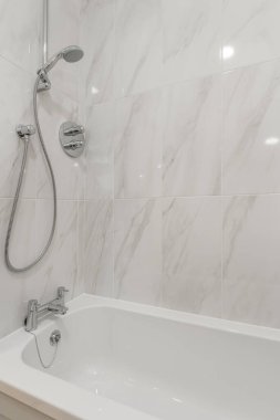 Duş kabini olan parlak, modern bir banyo.