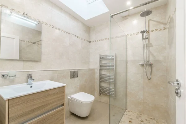 Duş kabini olan parlak, modern bir banyo.