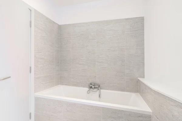 Luminoso Baño Moderno Agradable Con Bañera — Foto de Stock