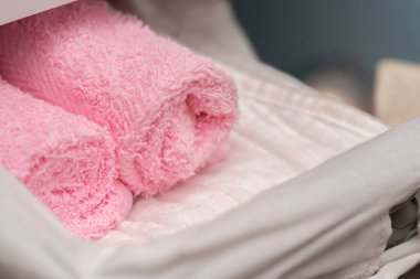 Hasır çekmecede spa malzemeleri var.