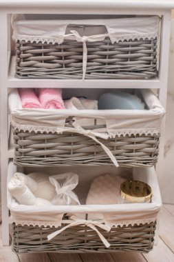 Hasır çekmecede spa malzemeleri var.