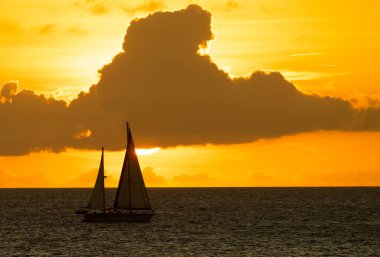 Yelkenli yelkenli - Curacao açıklarındaki Karayip Denizi üzerinde gün batımı manzarası 