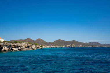 Denize ve betondan dağlara bak.