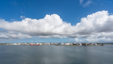 Curacao St Anna Körfezi Hollanda Antilleri 'nde küçük bir Karayip Adası görüyor