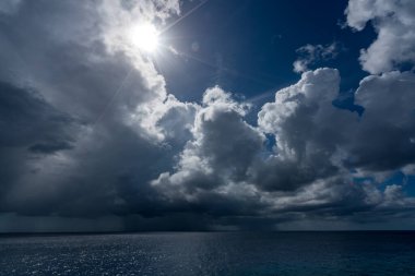 Tropikal Karayip adası Curacao 'nun etrafındaki deniz manzaralarının üzerindeki bulutlar 