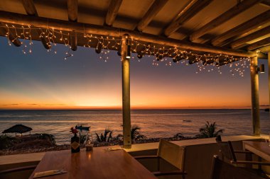 Curacao Sunset plajı Hollanda Antilleri 'nde küçük bir Karayip Adası' na bakıyor.