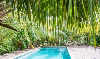 Curacao yüzme havuzu Hollanda Antilleri 'nde küçük bir Karayip Adası' na bakıyor