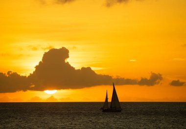 Günbatımında yelken açmak Tropikal Karayip adası Curacao 'yu gezmek 