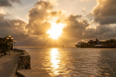 Gün batımında kentte dolgu
