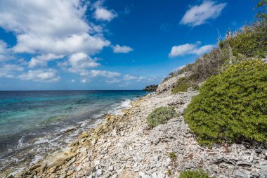 Bulutlu güzel deniz ve mavi gökyüzü