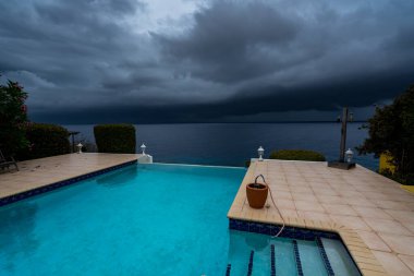 Karayip adası Curacao açıklarında denizin üzerindeki fırtınalı bulutlar