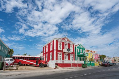 Karayipler 'deki Curacao adasında Willemstad ve Peteermai' de dolaşıyorum. 