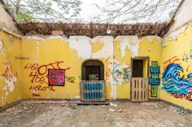 Otrobanda şehrinde yürüyen Curacao, Hollanda Antilleri 'nde küçük bir Karayip Adası' na bakıyor.