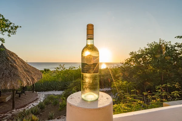 Вино Бутылка Пляже — стоковое фото