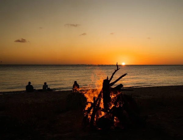 Leirbål Stranden Ved Solnedgang – stockfoto