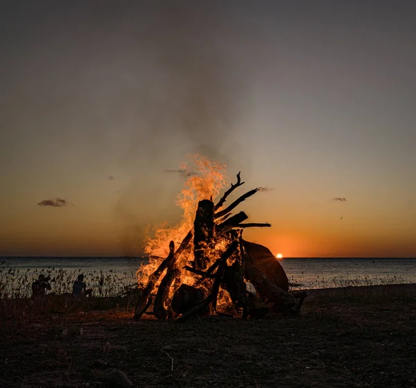 Kampvuur Het Strand Bij Zonsondergang — Stockfoto